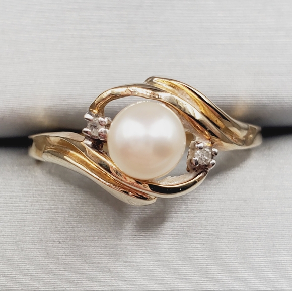 Jewelry - Classic 10k Solid Yellow Gold Cultured Freshwater Pearl & Diamond Twist Ring